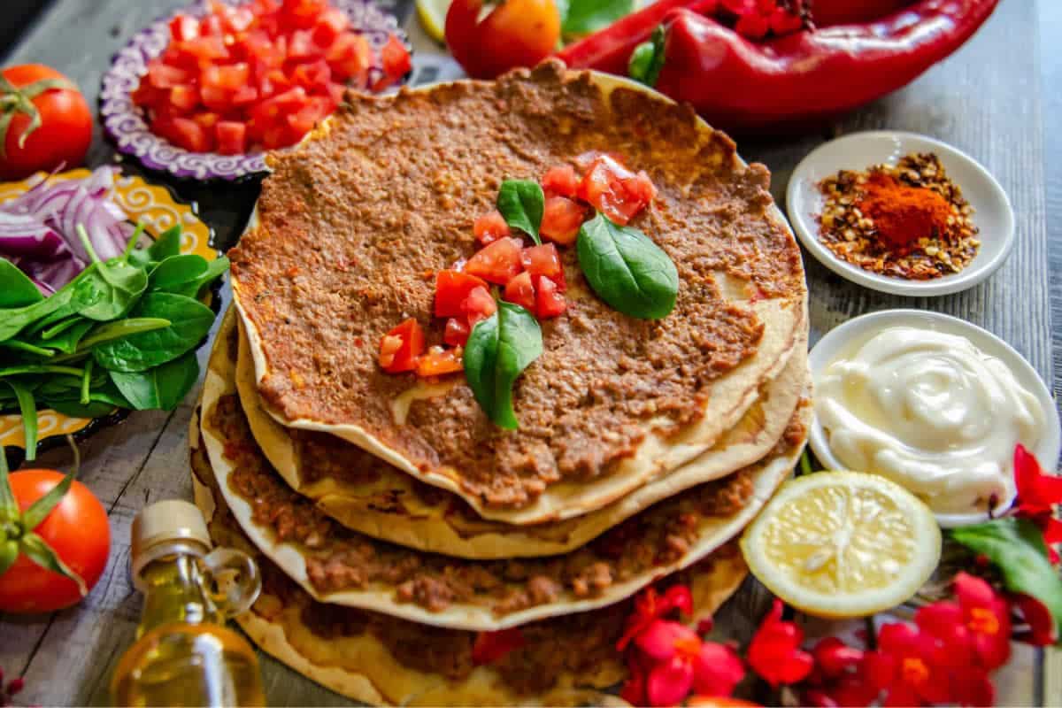 Lahmacun Turque: Une fascinante Pizza qui danse entre Tradition et Saveur
