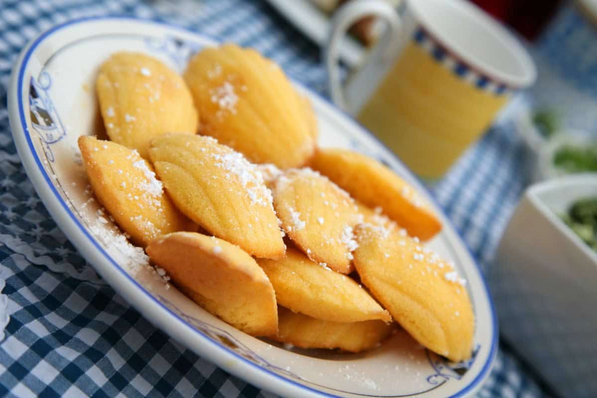 Madeleines moelleuses au citron: Un délice léger et parfumé