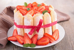 Charlotte aux fraises: Un dessert élégant et rafraîchissant pour toutes les occasions