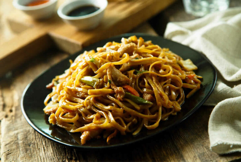 Nouilles sautées au poulet: Un voyage culinaires asiatique rapide et délicieux