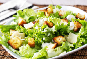 Salade césar: Un grand classique de la gastronomie