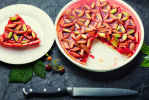 Tarte à la la rhubarbe et aux fraises : Une Explosion de Saveurs Fruitées
