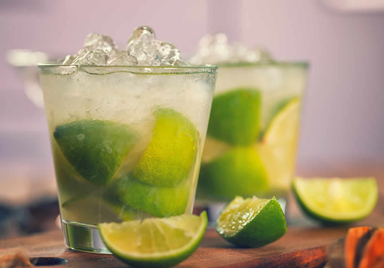 Caïpirinha : Le Cocktail Brésilien qui Transportera vos Papilles à Rio !