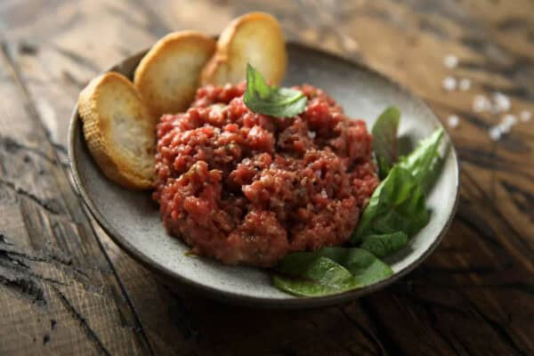 Steak Tartare à la Française : L'Art de Sublimer la Viande Crue comme un Chef Étoilé !