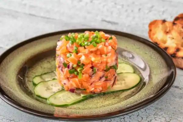 Tartare de Saumon Festif : Une Entrée Raffinée pour Noël