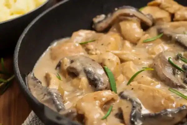 Poulet à la crème et aux champignons