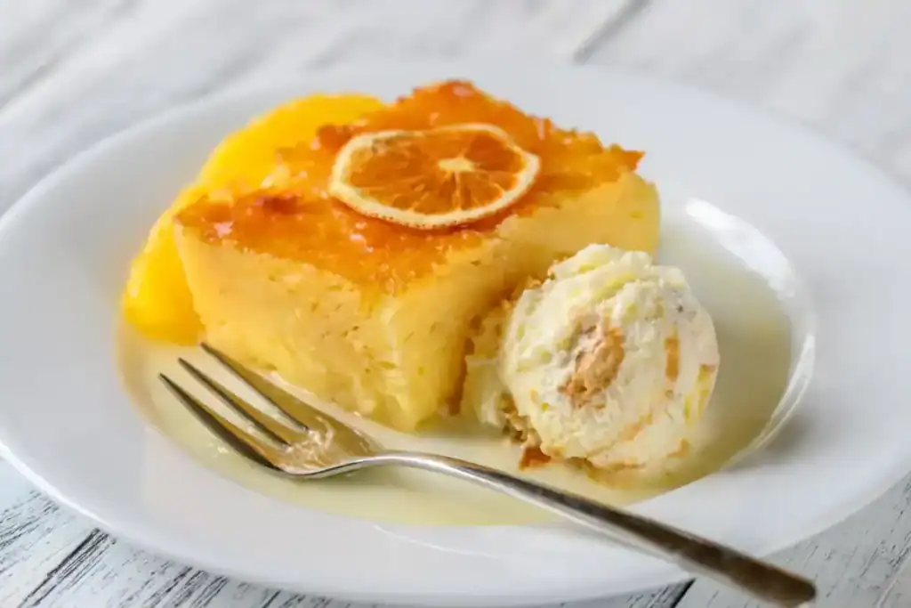 Portokalopita, le gâteau grec à l'orange et à la pâte filo, imbibé de sirop.