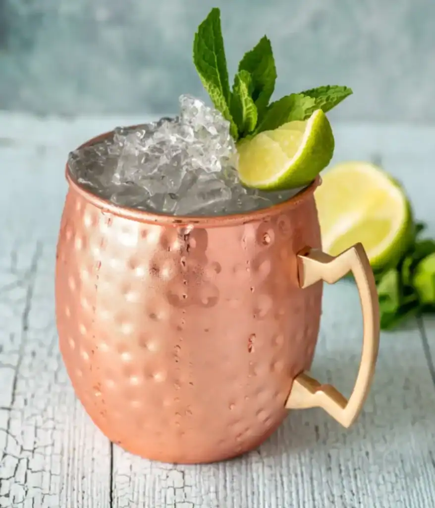 Moscow Mule dans une tasse en cuivre givrée avec citron vert et menthe fraîche