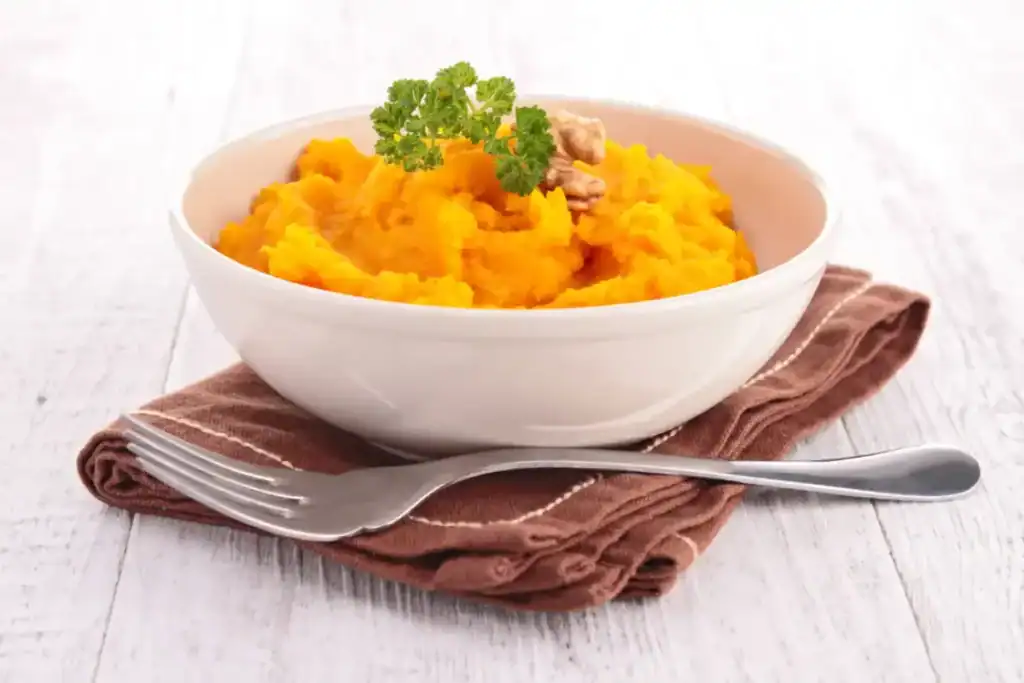Purée de potimarron maison, onctueuse et parfumée à la noix de muscade.