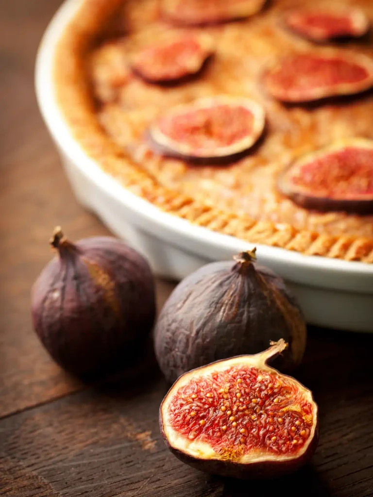 Tarte aux figues fraîches sur crème d'amande, figues violettes à peine caramélisées Tarte aux figues fraîches sur crème d'amande, figues violettes à peine caramélisées