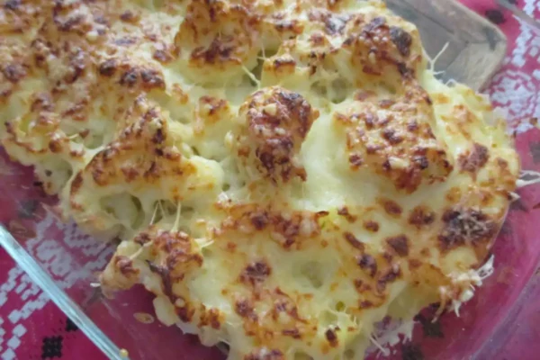 chou-fleur à la béchamel au Thermomix gratiné dans un plat avec fromage doré et muscade